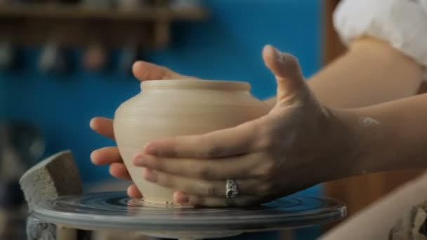 Mains travaillant sur la roue de poterie — Video