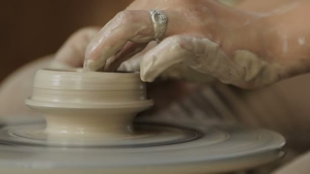 Mains travaillant sur la roue de poterie — Video