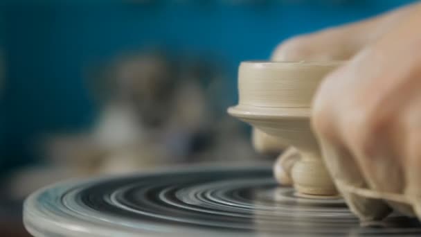 Manos trabajando en la rueda de cerámica — Vídeos de Stock
