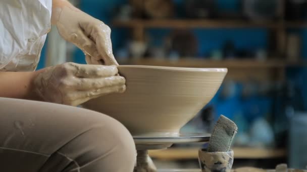 Manos trabajando en la rueda de cerámica — Vídeos de Stock