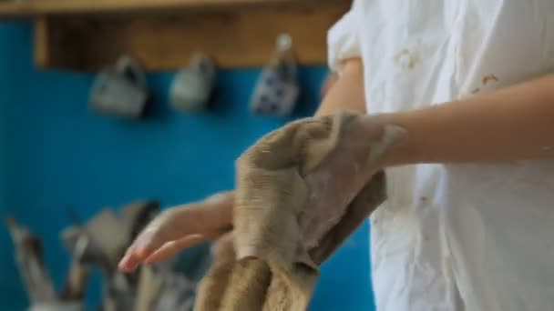 Κοπέλα μαντηλάκια τα χέρια του με ένα πανί μετά την εργασία γίνοντη — Αρχείο Βίντεο