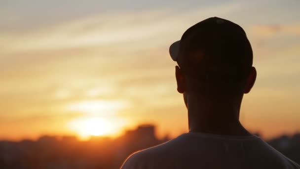 Ragazzo che si prepara per il giro con la sua bmx guardando il tramonto — Video Stock