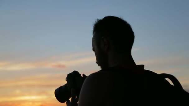 Фотографування на заході сонця за допомогою камери DSLR — стокове відео