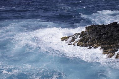 Kuzey Atlantik Okyanusu 'ndaki volkanik bir adanın engebeli ve sarp kıyı şeridinde yoğun dalgalar.