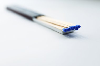 Mavi kibrit kutusunda