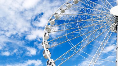 Mavi gökyüzü yuvarlak dönme