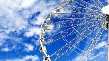 Mavi gökyüzü yuvarlak dönme