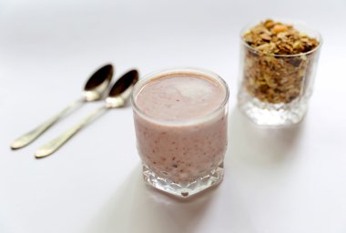 Beyaz arka planda camlı granola.