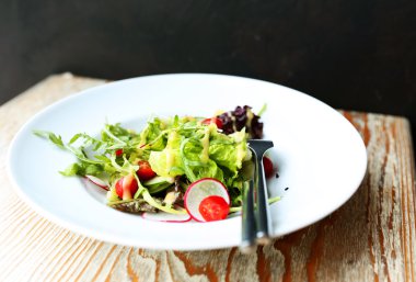 Karışık yeşil salata halk ve bıçak ile