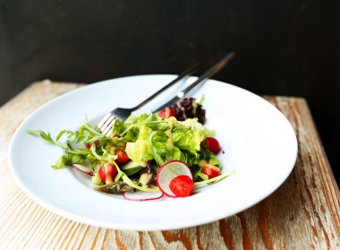 Karışık yeşil salata halk ve bıçak ile