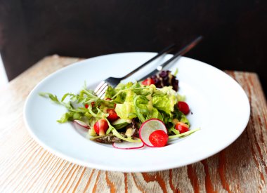 Karışık yeşil salata halk ve bıçak ile