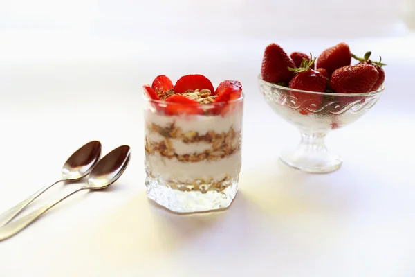Iogurte com morango e granola — Fotografia de Stock
