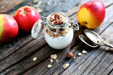 Granola ve meyve ile beyaz yoğurt