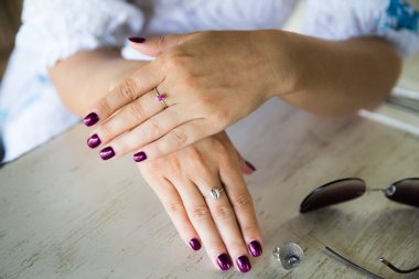 Elinde yüzük, elinde kapuçino kadehi olan bir kadın eli..