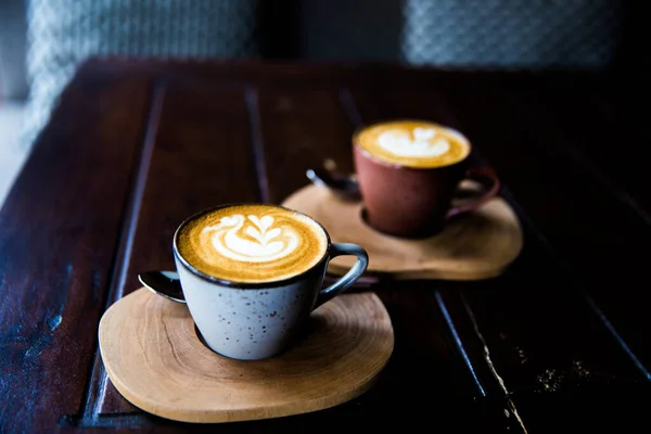 Bardak Sıcak Cappuccino Tahta Masanın Üstünde Kaşıklar Koyu Masa Arkasında — Stok fotoğraf