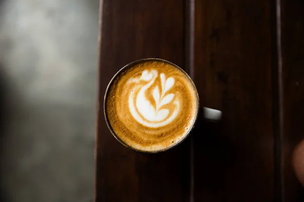 Taza Capuchino Caliente Sobre Escritorio Madera Sobre Fondo Mesa Oscuro — Foto de Stock