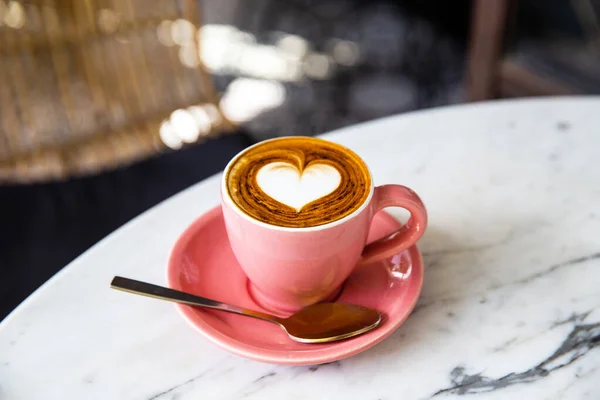 Taza Rosa Moda Capuchino Caliente Sobre Fondo Mesa Mármol Corazón — Foto de Stock