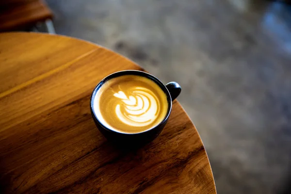 Ahşap Arka Planda Latte Sanatıyla Kapuçino Güzel Köpük Ahşap Masa — Stok fotoğraf