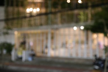 Restaurantın bulanık arka planında soyut Bokeh ışığı var. Arkaplan olarak kullanılabilir