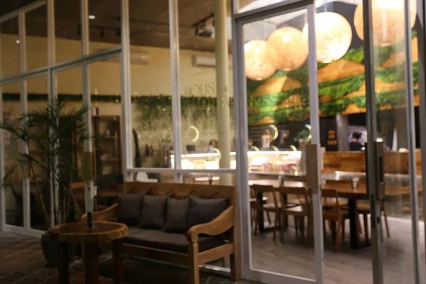 Restaurantın bulanık arka planında soyut Bokeh ışığı var. Arkaplan olarak kullanılabilir