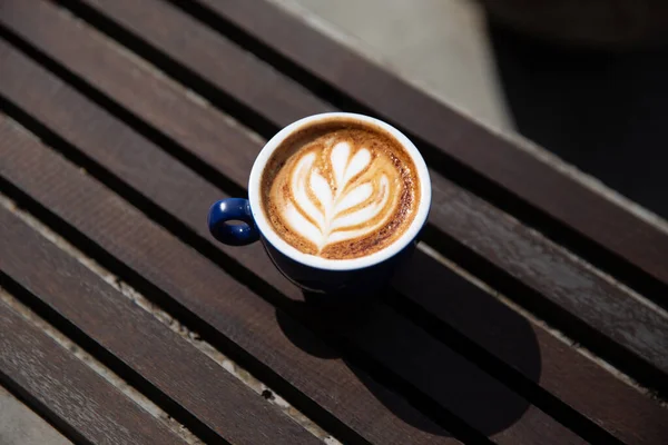 Cangkir Cappuccino Dengan Seni Latte Dengan Sendok Latar Belakang Kayu — Stok Foto