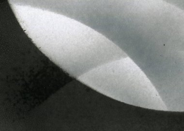 Soyut grafiti arkaplanı. Hava fırçası efektli duvar kâğıdı. Beyaz kağıda siyah akrilik boya dokusu. Dağınık çamur sanatı. Makro sprey boya. El yapımı grunge arka plan