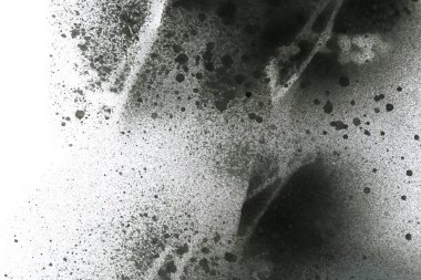 Soyut grafiti arkaplanı. Hava fırçası efektli duvar kâğıdı. Beyaz kağıda siyah akrilik boya dokusu. Dağınık çamur sanatı. Makro sprey boya. El yapımı grunge arka plan