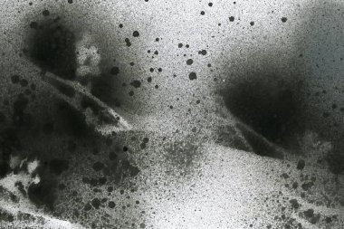 Soyut grafiti arkaplanı. Hava fırçası efektli duvar kâğıdı. Beyaz kağıda siyah akrilik boya dokusu. Dağınık çamur sanatı. Makro sprey boya. El yapımı grunge arka plan