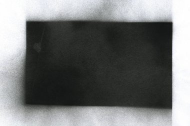 Soyut grafiti arkaplanı. Hava fırçası efektli duvar kâğıdı. Beyaz kağıda siyah akrilik boya dokusu. Dağınık çamur sanatı. Makro sprey boya. El yapımı grunge arka plan