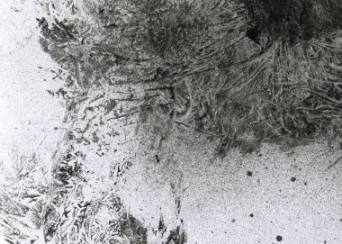 Soyut grafiti arkaplanı. Hava fırçası efektli duvar kâğıdı. Beyaz kağıda siyah akrilik boya dokusu. Dağınık çamur sanatı. Makro sprey boya. El yapımı grunge arka plan