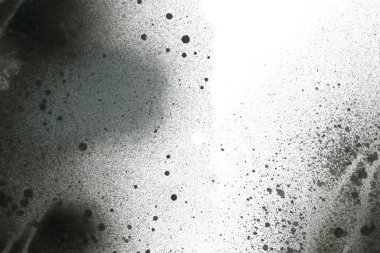 Soyut grafiti arkaplanı. Hava fırçası efektli duvar kâğıdı. Beyaz kağıda siyah akrilik boya dokusu. Dağınık çamur sanatı. Makro sprey boya. El yapımı grunge arka plan