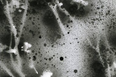 Soyut grafiti arkaplanı. Hava fırçası efektli duvar kâğıdı. Beyaz kağıda siyah akrilik boya dokusu. Dağınık çamur sanatı. Makro sprey boya. El yapımı grunge arka plan
