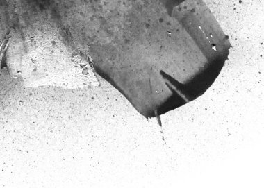 Soyut grafiti arkaplanı. Hava fırçası efektli duvar kâğıdı. Beyaz kağıda siyah akrilik boya dokusu. Dağınık çamur sanatı. Makro sprey boya. El yapımı grunge arka plan