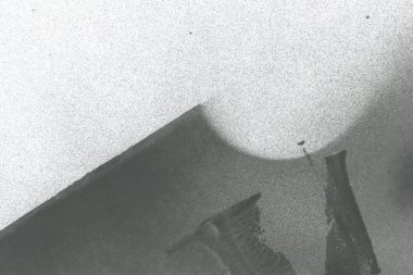 Soyut grafiti arkaplanı. Hava fırçası efektli duvar kâğıdı. Beyaz kağıda siyah akrilik boya dokusu. Dağınık çamur sanatı. Makro sprey boya. El yapımı grunge arka plan