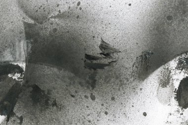Soyut grafiti arkaplanı. Hava fırçası efektli duvar kâğıdı. Beyaz kağıda siyah akrilik boya dokusu. Dağınık çamur sanatı. Makro sprey boya. El yapımı grunge arka plan