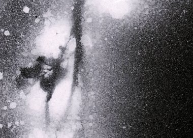 Soyut grafiti arkaplanı. Hava fırçası efektli duvar kâğıdı. Beyaz kağıda siyah akrilik boya dokusu. Dağınık çamur sanatı. Makro sprey boya. El yapımı grunge arka plan