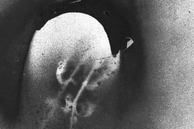 Soyut grafiti arkaplanı. Hava fırçası efektli duvar kâğıdı. Beyaz kağıda siyah akrilik boya dokusu. Dağınık çamur sanatı. Makro sprey boya. El yapımı grunge arka plan