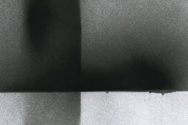 Soyut grafiti arkaplanı. Hava fırçası efektli duvar kâğıdı. Beyaz kağıda siyah akrilik boya dokusu. Dağınık çamur sanatı. Makro sprey boya. El yapımı grunge arka plan