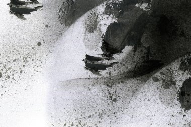 Soyut grafiti arkaplanı. Hava fırçası efektli duvar kâğıdı. Beyaz kağıda siyah akrilik boya dokusu. Dağınık çamur sanatı. Makro sprey boya. El yapımı grunge arka plan