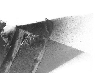 Soyut grafiti arkaplanı. Hava fırçası efektli duvar kâğıdı. Beyaz kağıda siyah akrilik boya dokusu. Dağınık çamur sanatı. Makro sprey boya. El yapımı grunge arka plan