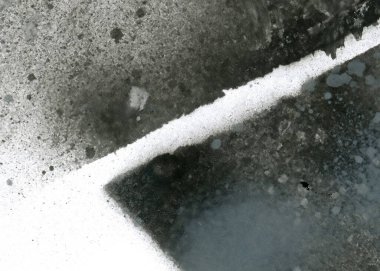 Soyut grafiti arkaplanı. Hava fırçası efektli duvar kâğıdı. Beyaz kağıda siyah akrilik boya dokusu. Dağınık çamur sanatı. Makro sprey boya. El yapımı grunge arka plan