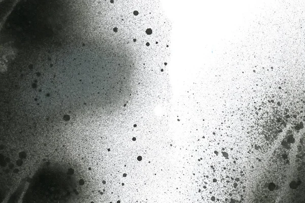 Soyut grafiti arkaplanı. Hava fırçası efektli duvar kâğıdı. Beyaz kağıda siyah akrilik boya dokusu. Dağınık çamur sanatı. Makro sprey boya. El yapımı grunge arka plan