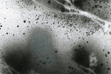 Soyut grafiti arkaplanı. Hava fırçası efektli duvar kâğıdı. Beyaz kağıda siyah akrilik boya dokusu. Dağınık çamur sanatı. Makro sprey boya. El yapımı grunge arka plan