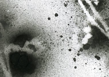 Soyut grafiti arkaplanı. Hava fırçası efektli duvar kâğıdı. Beyaz kağıda siyah akrilik boya dokusu. Dağınık çamur sanatı. Makro sprey boya. El yapımı grunge arka plan
