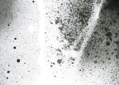 Soyut grafiti arkaplanı. Hava fırçası efektli duvar kâğıdı. Beyaz kağıda siyah akrilik boya dokusu. Dağınık çamur sanatı. Makro sprey boya. El yapımı grunge arka plan