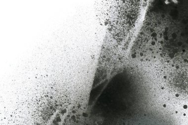 Soyut grafiti arkaplanı. Hava fırçası efektli duvar kâğıdı. Beyaz kağıda siyah akrilik boya dokusu. Dağınık çamur sanatı. Makro sprey boya. El yapımı grunge arka plan