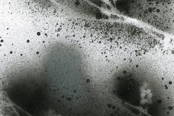 Soyut grafiti arkaplanı. Hava fırçası efektli duvar kâğıdı. Beyaz kağıda siyah akrilik boya dokusu. Dağınık çamur sanatı. Makro sprey boya. El yapımı grunge arka plan