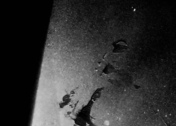 Soyut grafiti arkaplanı. Hava fırçası efektli duvar kâğıdı. Beyaz kağıda siyah akrilik boya dokusu. Dağınık çamur sanatı. Makro sprey boya. El yapımı grunge arka plan