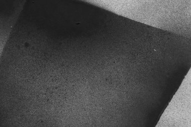 Soyut grafiti arkaplanı. Hava fırçası efektli duvar kâğıdı. Beyaz kağıda siyah akrilik boya dokusu. Dağınık çamur sanatı. Makro sprey boya. El yapımı grunge arka plan