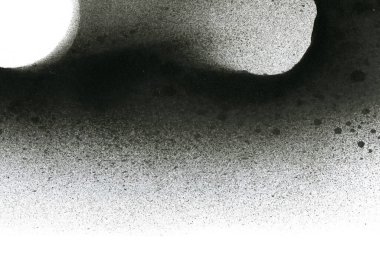 Soyut grafiti arkaplanı. Hava fırçası efektli duvar kâğıdı. Beyaz kağıda siyah akrilik boya dokusu. Dağınık çamur sanatı. Makro sprey boya. El yapımı grunge arka plan